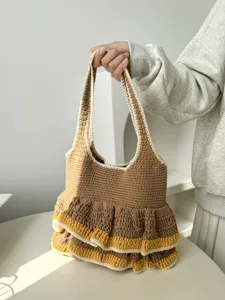 Handgemachte Häkel-Tasche mit Rüschen, stilvolle Freizeittasche aus Strick für Damen.