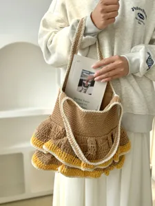 Handgefertigte Strick-Shopper Tasche Detail mit gestuften Rüschen für den täglichen Weg.
