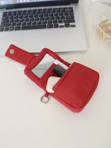 Borsa per rossetto trapuntata rossa portatile con specchio integrato, tasca con zip e portachiavi utile.