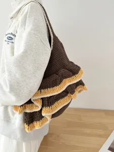 Handgefertigte Häkel-Tasche, stilvolle braune Strick-Umhängetasche, lässige Beuteltasche.