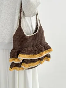 Nahaufnahme des handgefertigten Häkel-Tote-Bags mit mehrschichtigen Rüschen und Strickoptik.