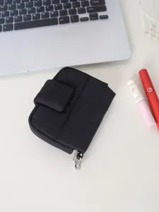 Vista dettagliata di una mini pochette nera con bottone automatico e gancio in metallo.