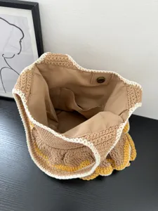Detailansicht der handgefertigten Häkel-Tasche mit Stofffutter und praktischem Magnetverschluss.