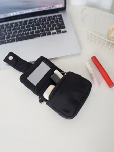 Pochette da trucco nera portatile con specchio, mini borsa cosmetica multifunzione per uso.