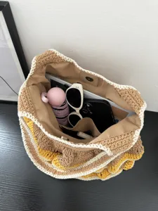 Handgemachte Häkel-Tasche Detailansicht, große Kapazität für Alltag und innen orgenisiert.
