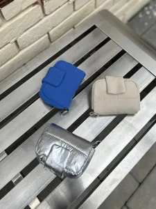 Vista dettagliata del mini borsello quadrato trapuntato portatile in colori chic e alla moda.