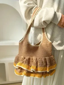 Detailansicht der handgefertigten Häkel-Tote-Bag mit stilvollen gestuften Rüschen.