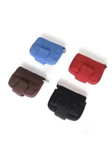 Dettaglio in primo piano di mini borsetta portamonete e porta rossetto portatile, stile elegante.
