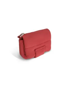 Dettaglio della mini pochette rossa trapuntata con patta di chiusura e anello in metallo.