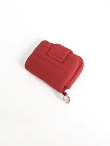 Dettaglio mini borsa per rossetto e monete trapuntata rossa, piccola borsa quadrata carina.