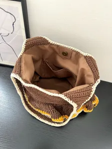 Handgemachte Häkel-Strick-Tote-Bag Innendetail, braun gelbe lässige Alltags-Tasche.