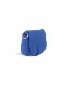 Vista dettagliata della mini borsa trapuntata blu con pratico anello in metallo laterale.