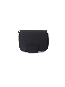 Vista di dettaglio mini borsa quadrata nera, borsellino portamonete rossetto portatile.