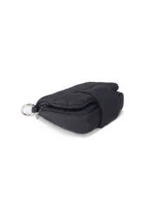 Dettaglio mini borsetta trapuntata nera, portamonete portatile con anello in metallo, compatto quotidiano.