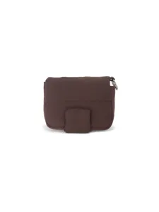 Vista dettagliata di una pochette marrone scuro trapuntata con patta e anello metallico.