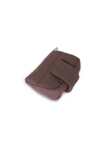 Dettaglio mini custodia trapuntata marrone per rossetto, portamonete soffice con patta.