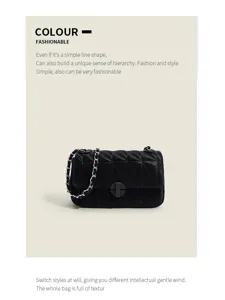 Bolso de hombro acolchado negro con cadena, elegante detalle de bolso con diseño clásico.