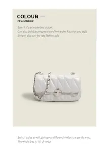 Elegante bolso de hombro acolchado blanco con cadena, hermoso diseño de rombos y cierre.