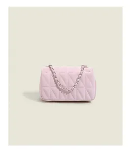 Detalle de piel acolchada rosa y la elegante bolsa de hombro con cadena fina.