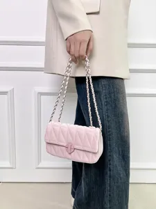 Elegante bolso de hombro acolchado rosa para mujer, bolso cruzado chic con diseño.
