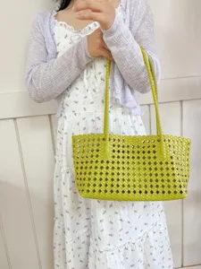 Green woven tote bag for women, large capacity stylish shoulder handbag for summer commute.