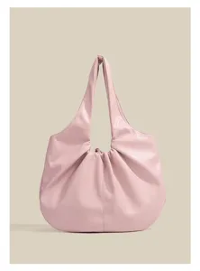 Primo piano dettagliato della elegante borsa a spalla plissettata rosa con consistenza morbida.