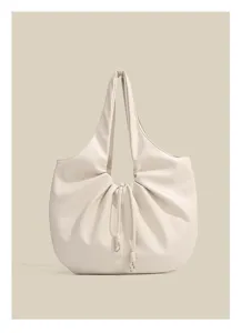 Primo piano delle eleganti arricciature e del dettaglio coulisse sulla borsa bianca.