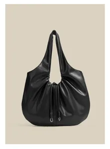 Vista dettagliata della borsa a spalla nera arricciata con elegante design a coulisse.