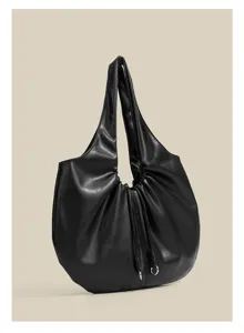 Dettaglio della borsa a spalla plissettata nera in morbida pelle con elegante coulisse.