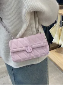 Bolso bandolera acolchado rosa con cadena detalle, bolso elegante para mujer, chic y versátil.