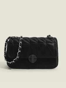 Elegante bolso bandolera negro clasico acolchado con cadena de plata y bonito cierre.