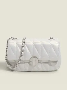 Bolso de hombro acolchado blanco elegante para mujer, bolso cruzado con cerradura de metal.
