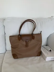 Sac cabas en nylon marron pour femme, grand sac epaule avec finitions en cuir et fermeture.