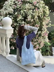 Summer casual knit woven tote bag, large capacity hollow shoulder bag for daily commuting.