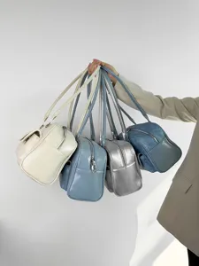 Retro casual women's shoulder handbag, multi-color large capacity commuter daily bag.