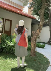 Summer casual knit woven shoulder bag, large capacity hollow tote for daily commute.