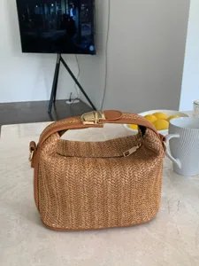 Κομψή ψάθινη τσάντα ώμου για γυναίκες, casual τσάντα χειρός με μεταλλικό κούμπωμα.
