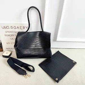 Schwarze Schultertasche aus PU-Leder mit Kroko-Muster, passender Tasche und breitem Gurt