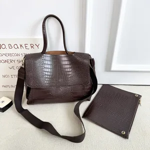 Braune Kroko-Muster Umhängetasche mit großem Fassungsvermögen und passender Clutch-Tasche.