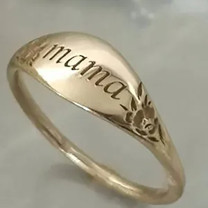Anillo de sello dorado con texto mama grabado y bonito motivo floral para mujeres.
