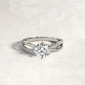 Meraviglioso anello di fidanzamento con fascia incrociata pavé e pietra solitario brillante.