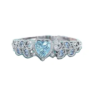 Elegante anello in argento con zircone a cuore blu e design di foglie delicate da donna.