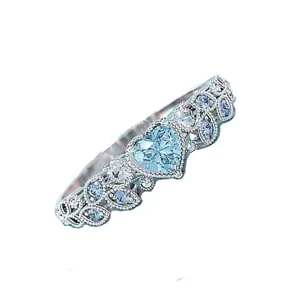 Anello in argento stile vintage con zircone blu a cuore e dettagli in pietra delicati.