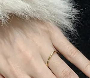 Anello quadrato minimalista in oro con zircone, design geometrico elegante da donna.