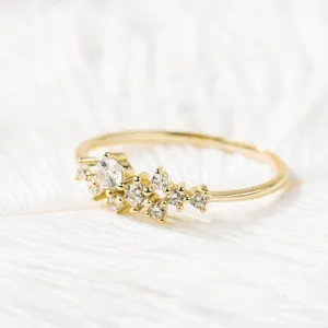 Eleganter goldener Cluster-Ring mit mehreren glitzernden Zirkoniasteinen für Damen.