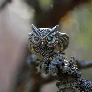 Anello gufo vintage retro con occhi verdi e motivi intagliati dettagliati vista principale giorno