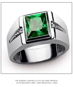 Gros plan d'un anneau argenté élégant avec un zircon cubique vert carré et des pierres latérales.