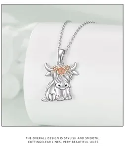 Joli collier avec pendentif vache écossaise et détails de fleurs en or rose, bijoux argent.