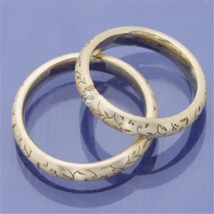 18k gold gravierter blumenrebe ehering set mit glanzendem diamant fur damen luxus schmuck