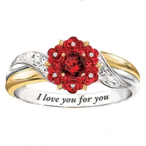 Exquisito anillo bicolor con racimo de rosas y circonitas brillantes con grabado interno.